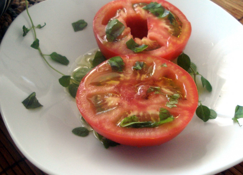 tomate al medio con oregano fresco